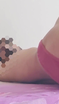 Banci kurus seksi dalam seluar dalam merah ibu tiri suka bermain dengan diri. Cross Dressing Femboy