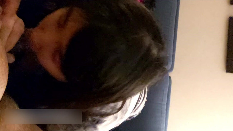 Gentleman Porno: 흑인 자지를 빨아주는 아시아 소녀 옷장