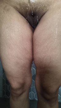 Tlustý penis staršího bratra byl mi úplně vsazen do pusy, pak si můj nevlastní bratr třel moji malou měkkou kundičku