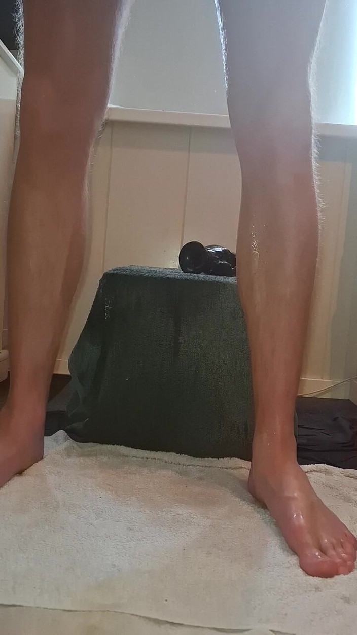 NoFace Twink X: Noface Twink X Riding Multiple Huge Dildo's