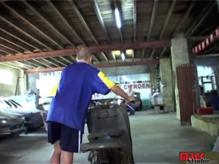 Gay hard: Gay Hard - Twink geneukt door twee garageeigenaren