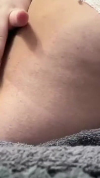 하얀 스타킹을 신고 사정하는 멋진 오르가즘