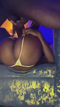 Deepthroat melampau diberikan kepada adik tiri saya yang berumur 18 tahun sebelum mengongkeknya dengan kasar – dia mahukan lagi