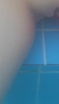 Sex riscant cu o minionă slabă cu pizdă strâmtă în piscină