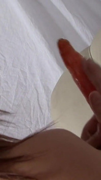 Sexy zrzka šuká zadek a kundičku dvěma obrovskými mrkvemi
