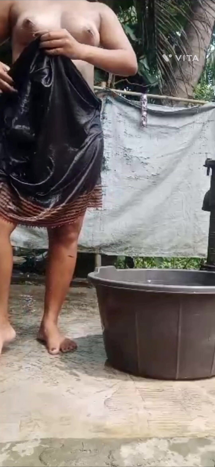 Momib45: Tắm khỏa thân của tôi ở nơi mở