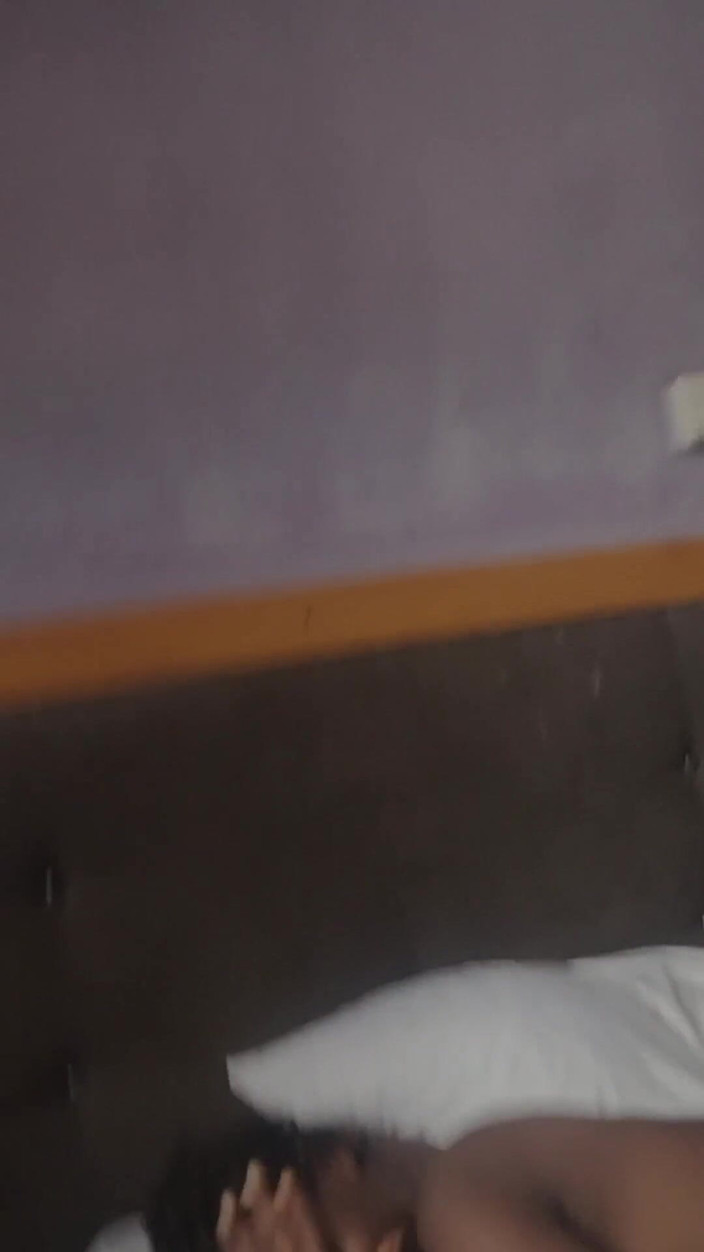 Ebony teens tv: 假阳具玩弄黑人少女