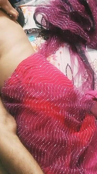 Schönes indisches bhabhi in roter Farbe sari.