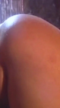 Memek cewek sange rambut cokelat ini dijilat dan di-fingering sampai klimaks