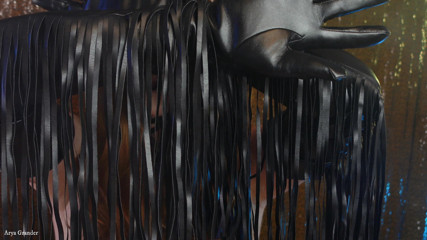 Arya Grander: Gants et masque, cuir et latex, vidéo sexy SFW - sondage...