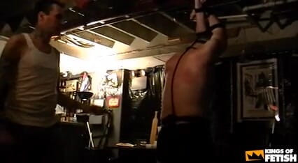 Gay Diaries: Tätowierter mann versohlt einen typen mit verbundenen augen und fickt...