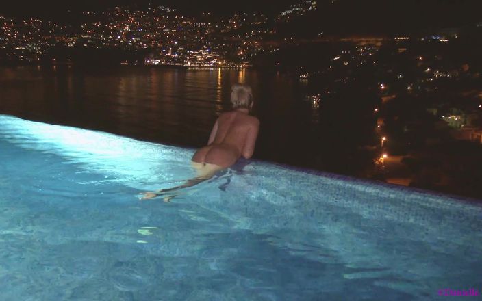 Danielle Maye: Noaptea târziu skinny dip cu o vedere