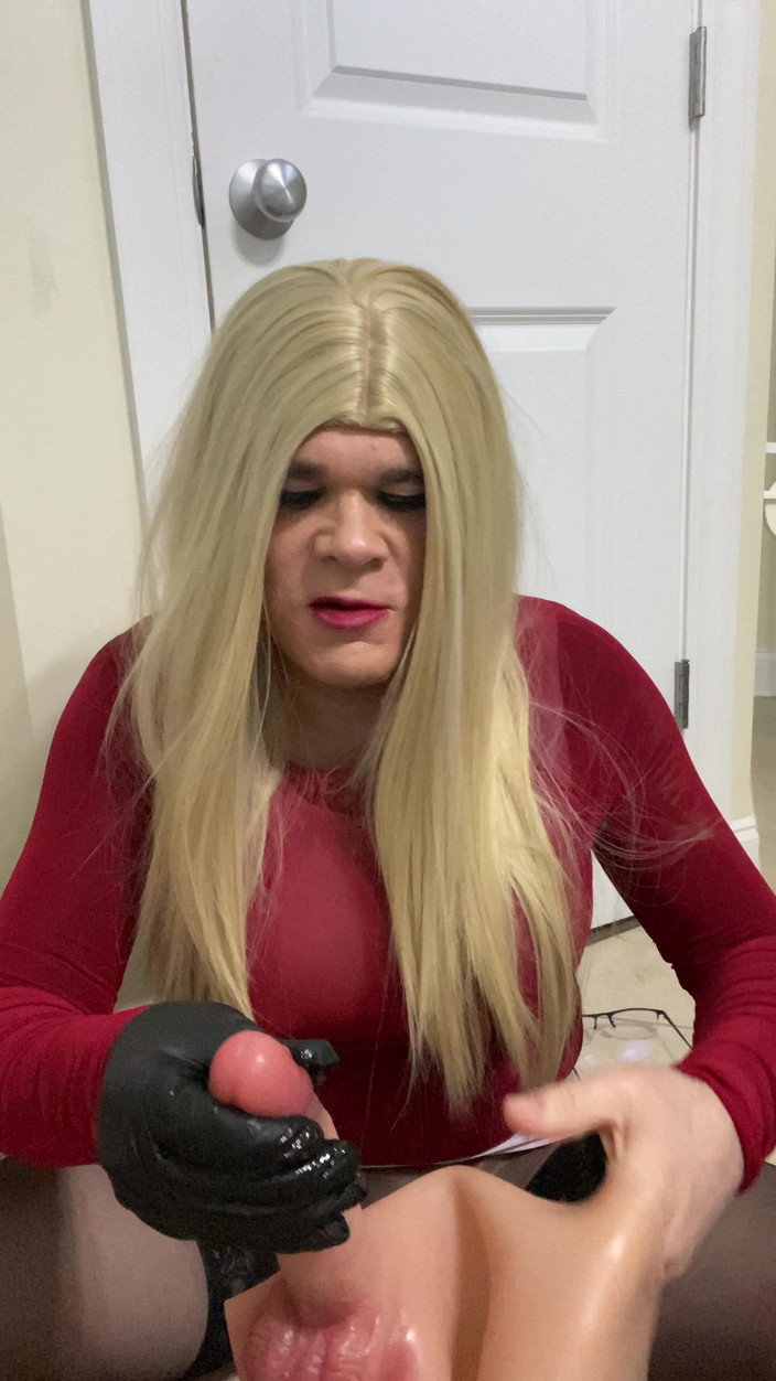 MadisonCD2025: Sexy crossdresser trans mujer vistiendo un falso coño de juguete...