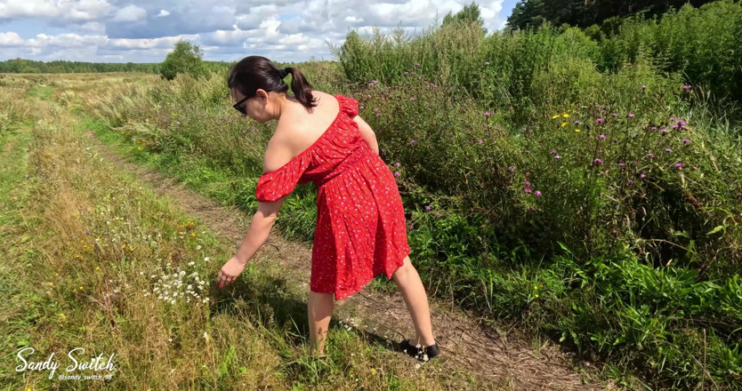 Sandy Switch: Country Girl Gives a Blowjob Outdoors