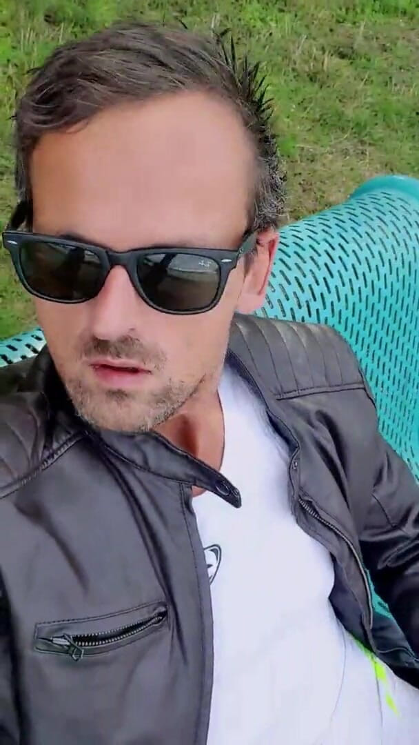 Slutboyben: Slutboyben Cam4 diekspos di depan umum di daerah pesiar