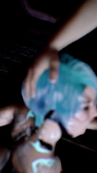 Menina robô azul é fodida com força em um ônibus sexo a três