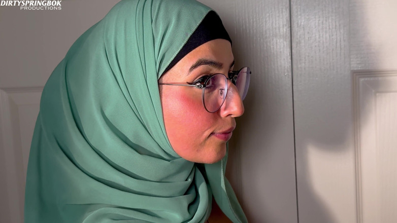 Aaliyah Yasin: Hidžáb Aaliyah Yasin dává super nedbalé kouření