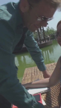 Dua cewek cantik lagi asik muasin kontol besar cowok ini di luar ruangan