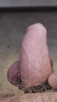 Rakan Saya Sedang Duduk Di Kerusi Dan Bermain Dengan Kemaluannya Adakah Dia Menunggang Dildo