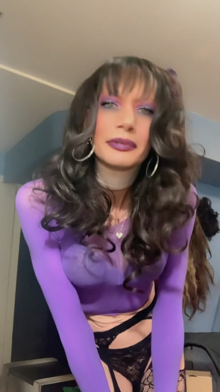 Lisa Luvly: パープルストッキング付きの透明パープルトップ