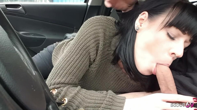Scout69: जर्मन प्रेमिका कार में डेट पर लंड चुसाई देती है और निगलती है जबकि प्रेमी ऊपर इंतजार करता है