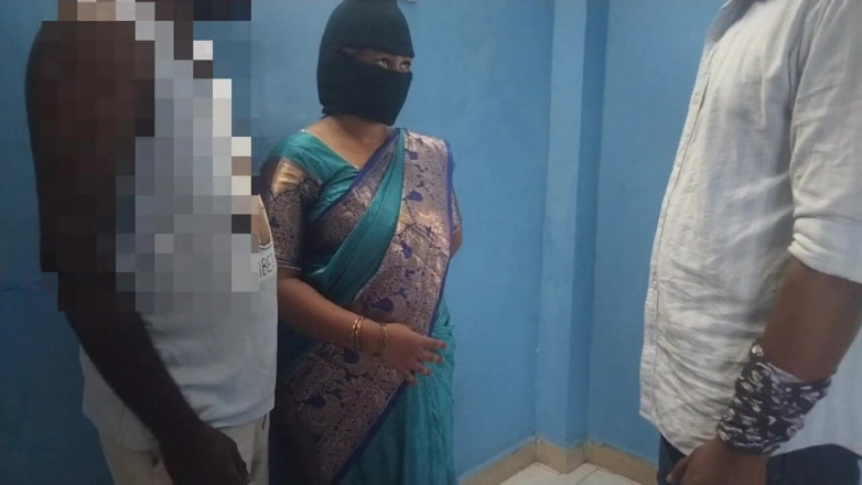 Tamil lesbian: Mia moglie fa sesso con il mio capo. Un trio...