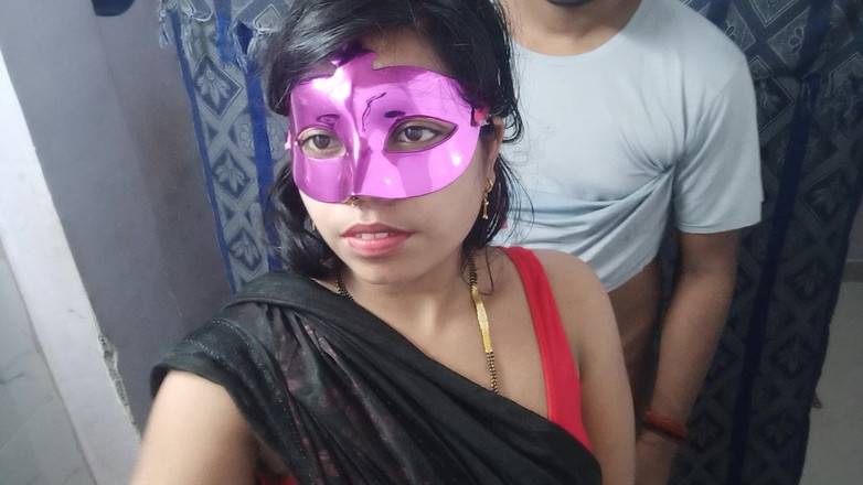 Hindi-Sex: 夫がナイトティだけを着て巨乳インド人妻の家に到着!