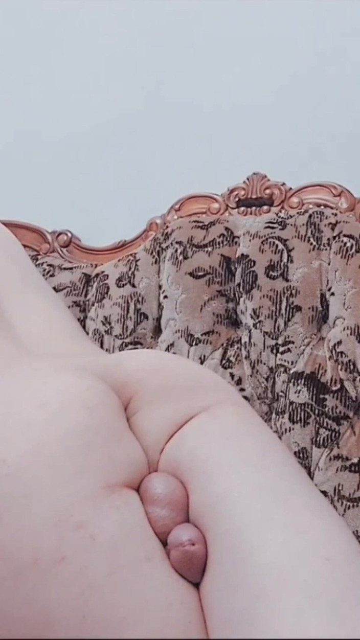 Kitty_Cross: Femboy tře olej po celém těle