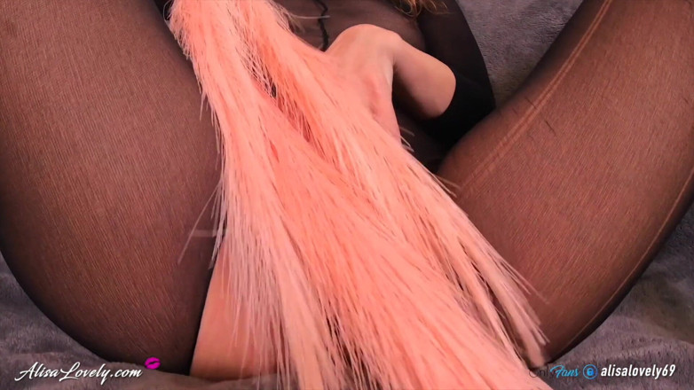 Alisa Lovely: Brünette in nylon benutzt zwei vibratoren, um einen intensiven orgasmus...
