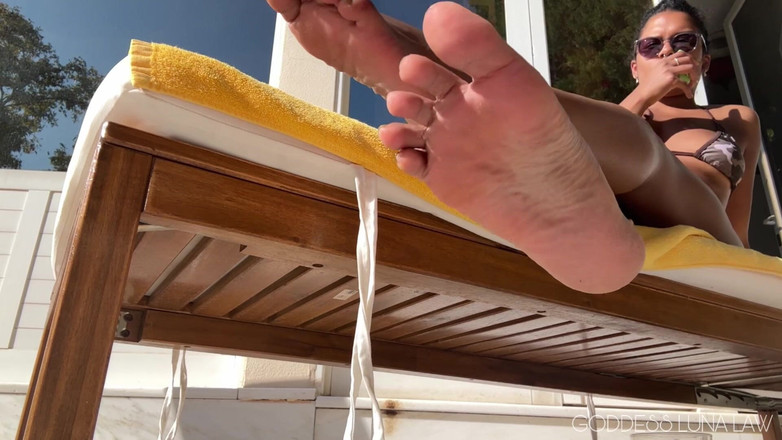 Goddess Luna Law: Pie de ignorada por el primer plano de la piscina