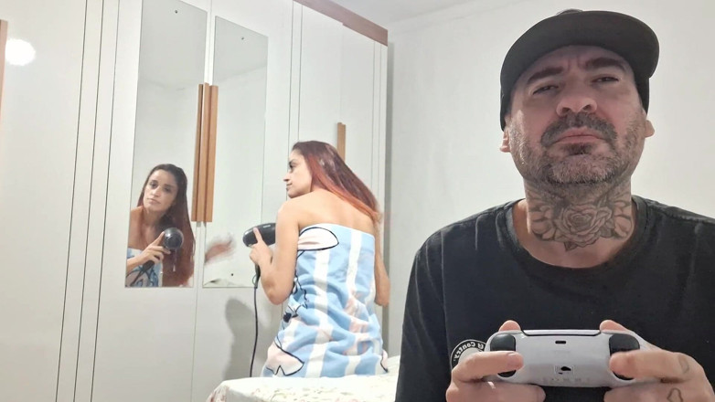 ksalnovinhos: Ma demi-sœur me demande à utiliser mon miroir dans ma chambre...