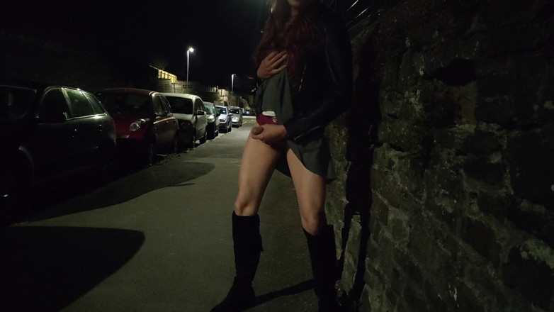 The Midnight Minx: Crossdresser goza em estrada movimentada