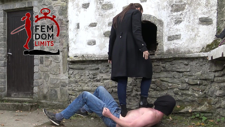 femdomlimits: 奴隶被橡胶靴狠狠踩踏