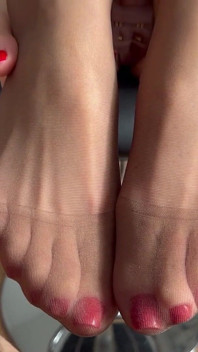 Pensamentos sobre meias marrons e com os pés de lingerie?