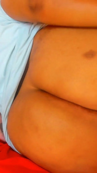 Stor byte MILf tittar i hemlighet på porr medan man onanerar