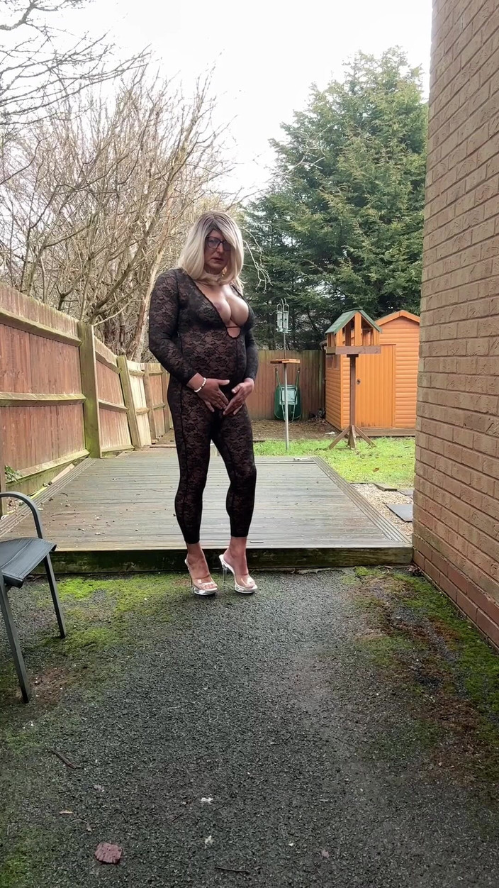 Kellycd2022: 性感的 Crossdresser Kellycd2022 穿着黑色蕾丝紧身连衣裤和脱衣舞娘高跟鞋撒尿