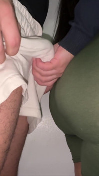 Vrouw met dikke kont raakt de penis van een vreemde aan