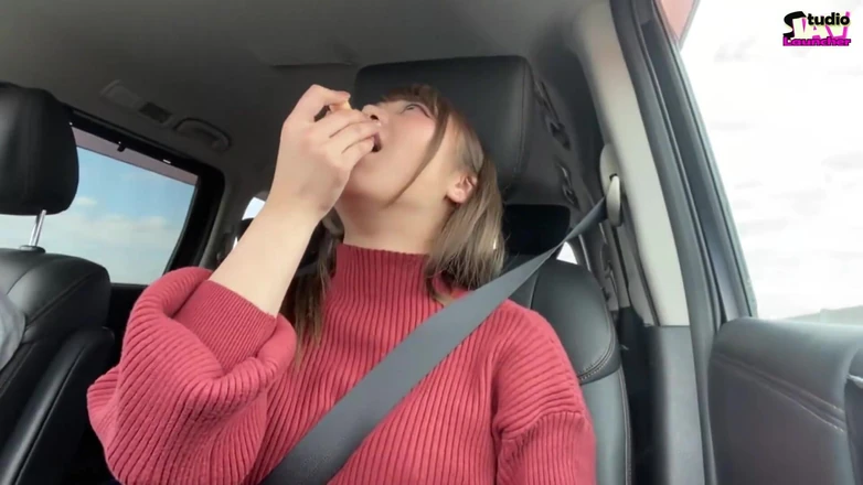 Studio JAV Launcher: Alegre senhora do escritório sorri leva para a base e...