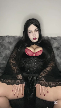 Köstliche Qual: Morticia Addams Dominiert Dich Mit Dunklem Genuss