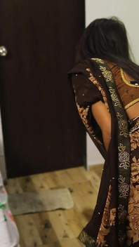 İki üvey erkek kardeş seksi hizmetçisini sikiyor, seksi sert üçlü seks hikayesi