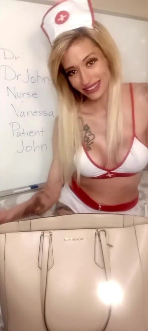 Porno angels: Sexting-krankenschwester vanessa von doktor mit großem schwanz erwischt.