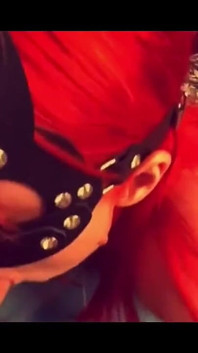 Eine charmante nachbarin mag ihren cuckold betrügen
