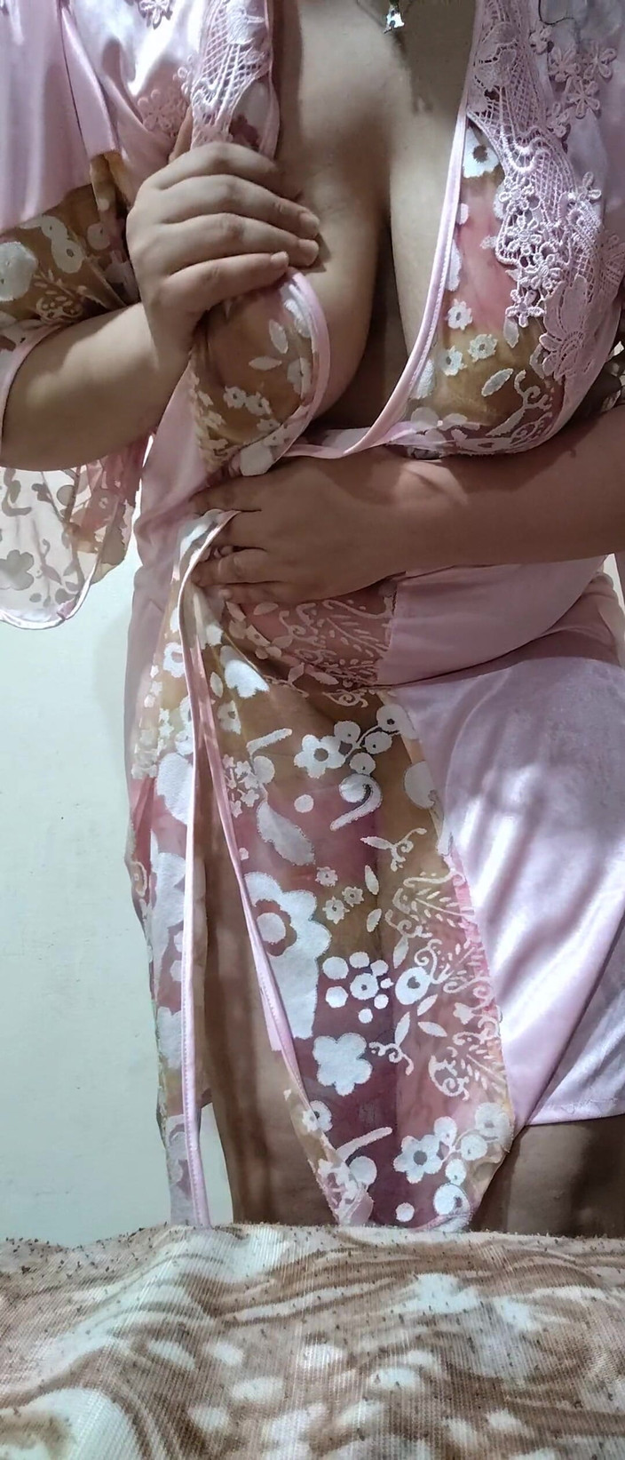 Ali Muhammad: En meningsflicka tar av sig underkläderna framför kameran