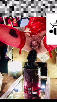 Efeminat travestit Lace Bustier sărind într-un vibrator negru imens