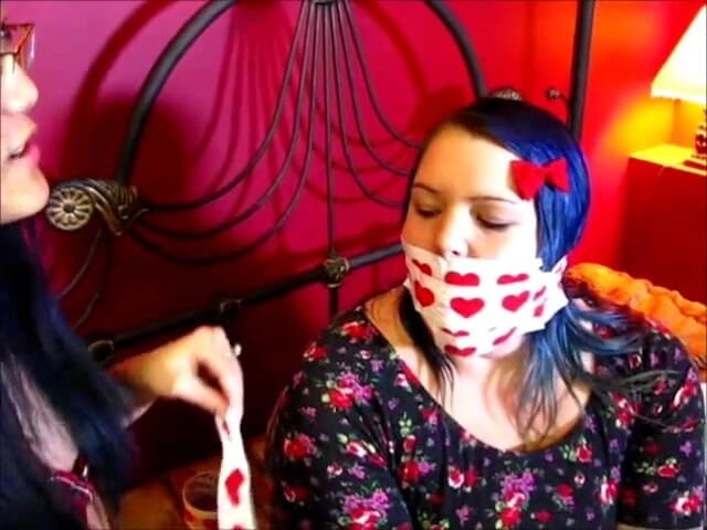 Selfgags classic: Zkažená děvka zabalí svou chůvu!