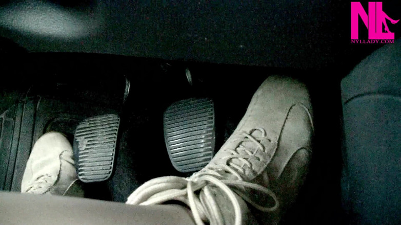 Nyllady: Conducción y bombeo de pedal en botas planas suaves