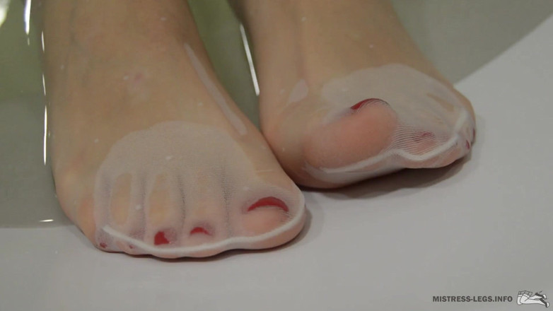 Mistress Legs: Puan kaki dalam stoking nilon putih basah