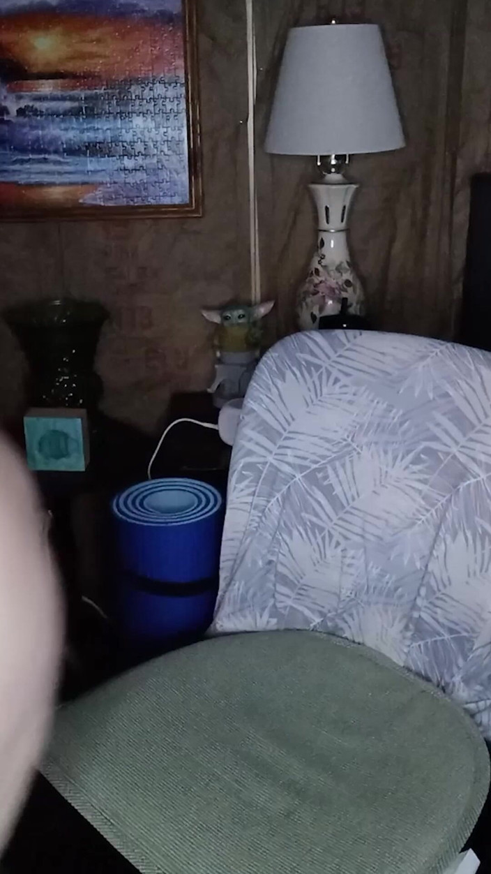Momma Vee: Tante seksi ini lagi asik muasin lubang pantatnya pakai dildo...