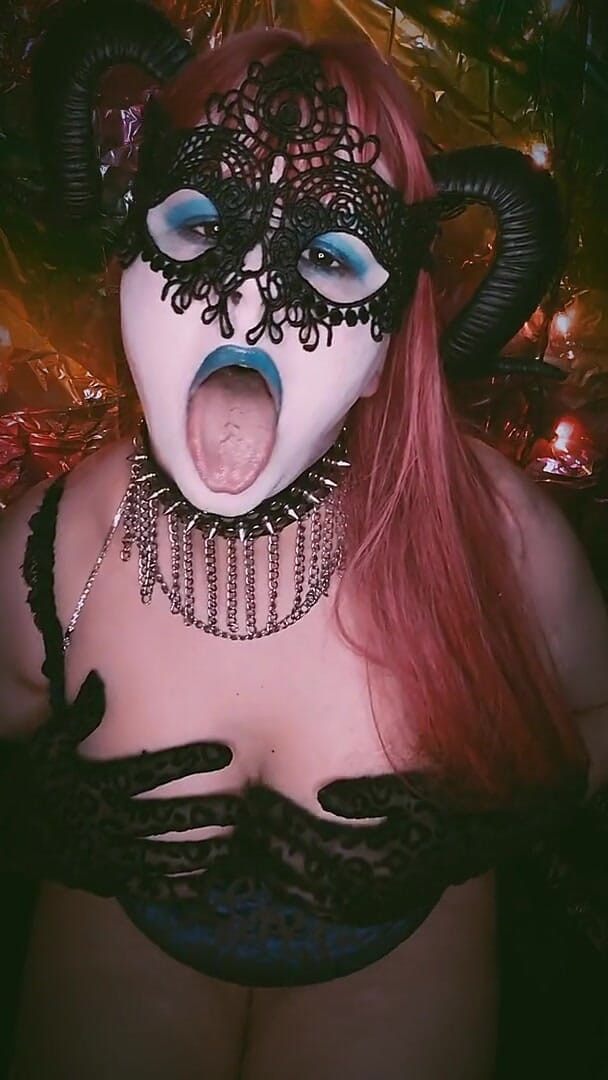 Davina Donna: Gotik sürtük dil eylemi
