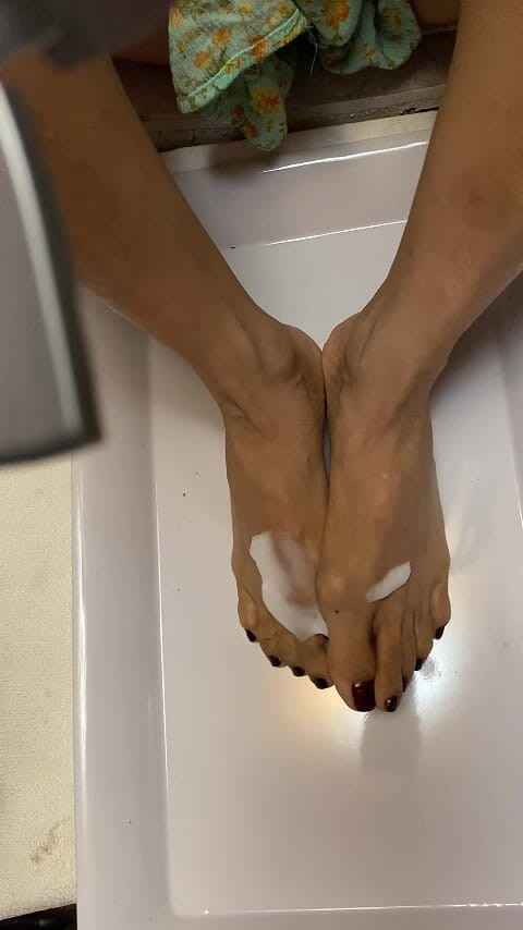 Naelor: Melove - pés asiáticos sensuais com dedos longos recebendo loção